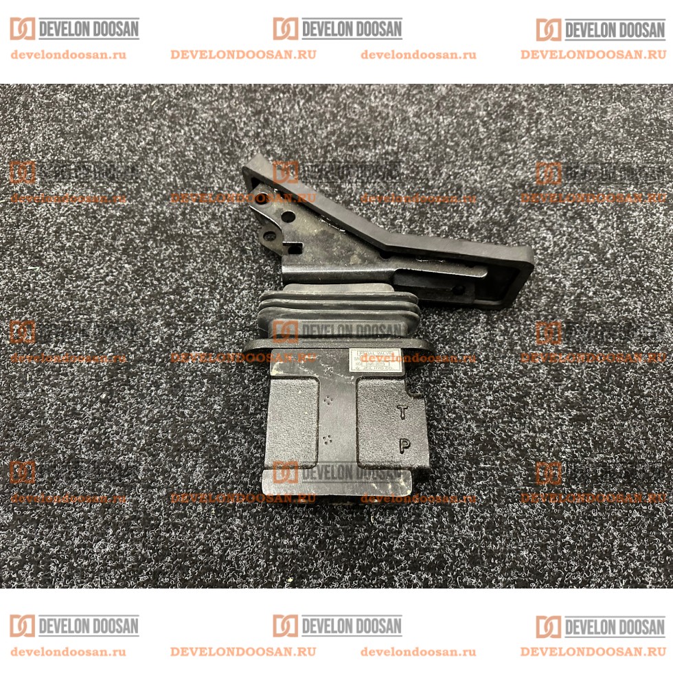 31M8-20310 Педаль хода