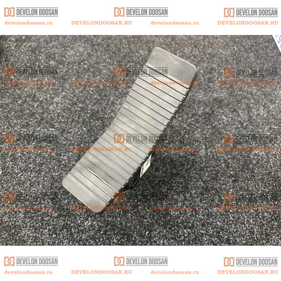 31M8-20310 Педаль хода