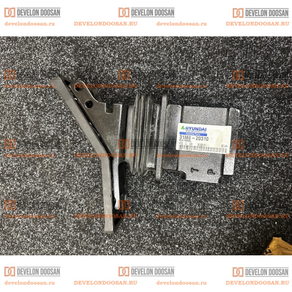 31M8-20310 Педаль хода